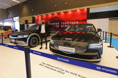 Pengunjung melihat motor dan mobil listrik yang dipamerkan dalam acara PERIKLINDO Electric Vehicle Show (PEVS) 2022 di JIEXPO Kemayoran, Jakarta Pusat.