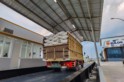 Direktur Utama Bulog Budi Waseso meninjau langsung infrastruktur pengolahan beras modern atau modern rice milling plant (MRMP) di Kendal, Jawa Tengah.