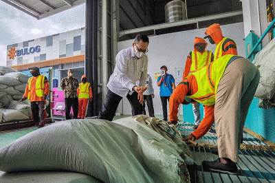 Direktur Utama Bulog Budi Waseso meninjau langsung infrastruktur pengolahan beras modern atau modern rice milling plant (MRMP) di Kendal, Jawa Tengah.