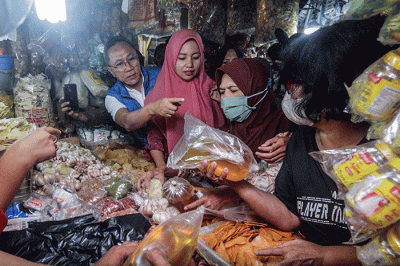 Zulkifli Hasan berbincang dengan pedagang saat meninjau harga bahan pokok di Pasar Cibinong, Kabupaten Bogor, Jawa Barat, Jumat (22/7/2022).