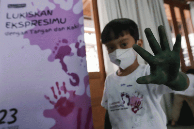 Sejulmah anak mengikuti Workshop “Lukiskan Ekspresimu dengan Tangan dan Kaki