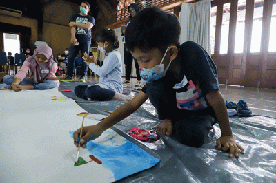 Sejulmah anak mengikuti Workshop “Lukiskan Ekspresimu dengan Tangan dan Kaki