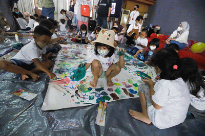 Sejulmah anak mengikuti Workshop “Lukiskan Ekspresimu dengan Tangan dan Kaki