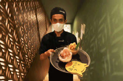 Pengunjung menikmati hidangan di Restoran Umaqita, Pantai Indah Kapuk (PIK) 2, Jakarta Utara, Sabtu (23/7/2022).