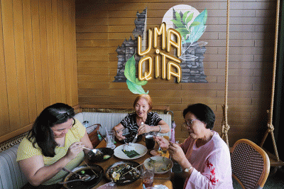 Pengunjung menikmati hidangan di Restoran Umaqita, Pantai Indah Kapuk (PIK) 2, Jakarta Utara, Sabtu (23/7/2022).