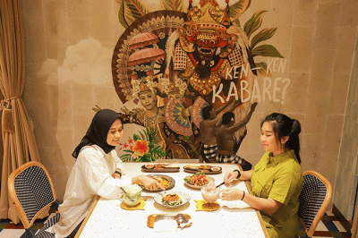 Pengunjung menikmati hidangan di Restoran Umaqita, Pantai Indah Kapuk (PIK) 2, Jakarta Utara, Sabtu (23/7/2022).