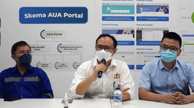 Managing Director Utomo SolaRUV, Anthony Utomo (kiri) dan Vice President of APAC Longi Green Energy Technology Co., Ltd,  Chin Lee berbincang di Jakarta.