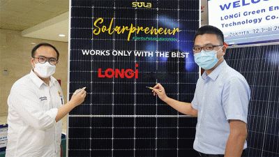 Managing Director Utomo SolaRUV, Anthony Utomo (kiri) dan Vice President of APAC Longi Green Energy Technology Co., Ltd,  Chin Lee berbincang di Jakarta.