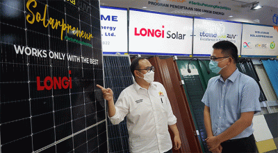 Managing Director Utomo SolaRUV, Anthony Utomo (kiri) dan Vice President of APAC Longi Green Energy Technology Co., Ltd,  Chin Lee berbincang di Jakarta.