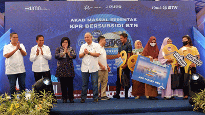 Akad massal serentak KPR subsidi dalam rangkaian One Stop Housing Solution BTN di Maros, Sulawesi Selatan, Sabtu (23/7/2022).