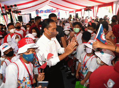 Presiden Joko Widodo menghabiskan akhir pekan bermain bersama anak-anak di Taman Teijsmann, Kebun Raya Bogor, Jawa Barat, Sabtu (23/7/2022).
