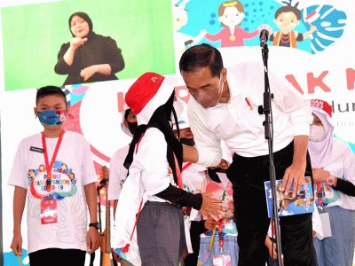 Presiden Joko Widodo menghabiskan akhir pekan bermain bersama anak-anak di Taman Teijsmann, Kebun Raya Bogor, Jawa Barat, Sabtu (23/7/2022).