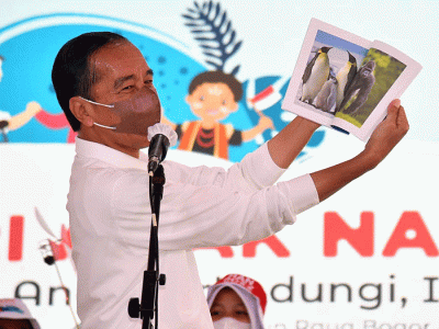 Presiden Joko Widodo menghabiskan akhir pekan bermain bersama anak-anak di Taman Teijsmann, Kebun Raya Bogor, Jawa Barat, Sabtu (23/7/2022).