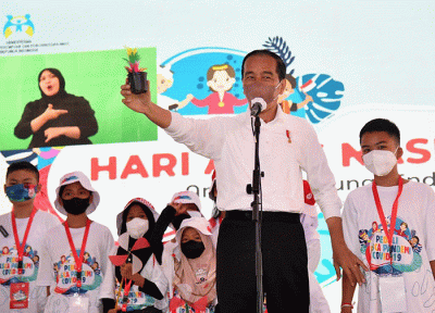 Presiden Joko Widodo menghabiskan akhir pekan bermain bersama anak-anak di Taman Teijsmann, Kebun Raya Bogor, Jawa Barat, Sabtu (23/7/2022).