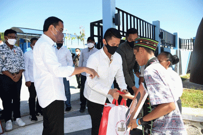 Presiden Joko Widodo didampingi Ibu Iriana Joko Widodo meresmikan sistem penyediaan air minum (SPAM) Wae Mese II di Kabupaten Manggarai Barat.