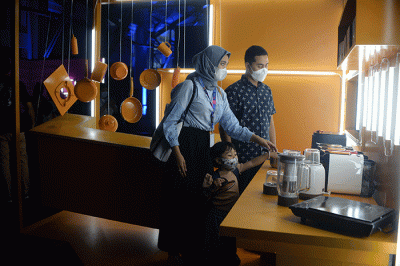 Beauty & Fashion Expert, Natasha Wilona (tengah) saat menjadi pembicara pada workshop Lazada Fest 2022 di Jakarta, Sabtu (23/7/2022).