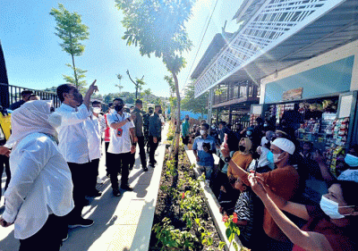 Presiden Jokowi dan Ibu Iriana Jokowi meninjau Proyek Pengembangan Sarana Hunian Pendukung Kawasan Pariwisata, Kampung Baru, Labuan Bajo.