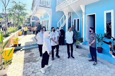 Presiden Jokowi dan Ibu Iriana Jokowi meninjau Proyek Pengembangan Sarana Hunian Pendukung Kawasan Pariwisata, Kampung Baru, Labuan Bajo.