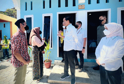 Presiden Jokowi dan Ibu Iriana Jokowi meninjau Proyek Pengembangan Sarana Hunian Pendukung Kawasan Pariwisata, Kampung Baru, Labuan Bajo.
