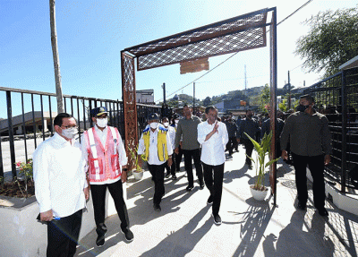 Presiden Jokowi dan Ibu Iriana Jokowi meninjau Proyek Pengembangan Sarana Hunian Pendukung Kawasan Pariwisata, Kampung Baru, Labuan Bajo.