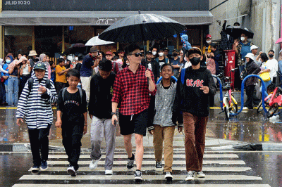 Ratusan warga menonton Citayam Fashion Week di kawasan Dukuh Atas, Jakarta, Sabtu (23/7/2022).