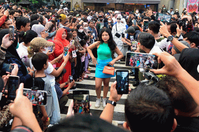 Ratusan warga menonton Citayam Fashion Week di kawasan Dukuh Atas, Jakarta, Sabtu (23/7/2022).