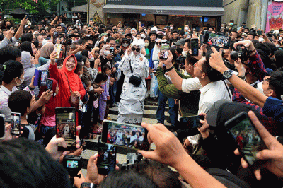 Ratusan warga menonton Citayam Fashion Week di kawasan Dukuh Atas, Jakarta, Sabtu (23/7/2022).