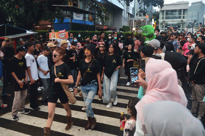 Ratusan warga menonton Citayam Fashion Week di kawasan Dukuh Atas, Jakarta, Sabtu (23/7/2022).