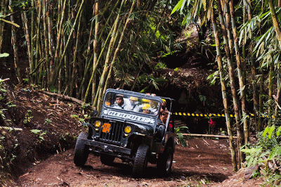 Wisatawan menikmati wahanan jip wisata di lava tour lereng Merapi, Kaliadem, Kabupaten Sleman, D.I Yogyakarta, Minggu (24/7/2022).