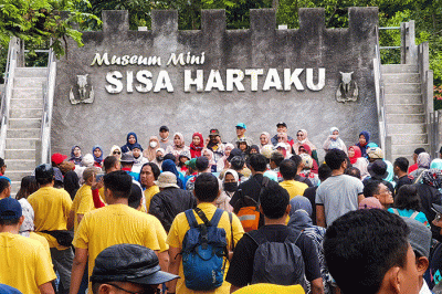 Wisatawan menikmati wahanan jip wisata di lava tour lereng Merapi, Kaliadem, Kabupaten Sleman, D.I Yogyakarta, Minggu (24/7/2022).