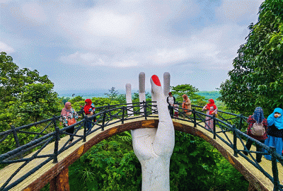 Wisatawan menikmati wahanan jip wisata di lava tour lereng Merapi, Kaliadem, Kabupaten Sleman, D.I Yogyakarta, Minggu (24/7/2022).