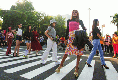 Sejumlah kaum muda berlenggak-lenggok di jalan zebra cross kawasan Simpang Lima Kota Semarang, Jawa Tengah, Minggu (24/7/2022).