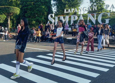 Sejumlah kaum muda berlenggak-lenggok di jalan zebra cross kawasan Simpang Lima Kota Semarang, Jawa Tengah, Minggu (24/7/2022).