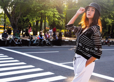 Sejumlah kaum muda berlenggak-lenggok di jalan zebra cross kawasan Simpang Lima Kota Semarang, Jawa Tengah, Minggu (24/7/2022).