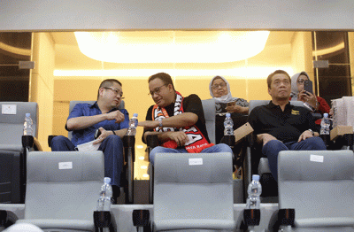 Executive Chairman MNC Group Hary Tanoesoedibjo bersama Gubernur DKI Jakarta Anies Baswedan disela Grand Launching Jakarta International Stadium (JIS).