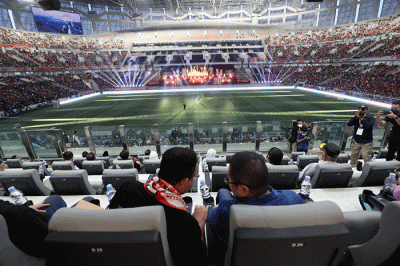 Executive Chairman MNC Group Hary Tanoesoedibjo bersama Gubernur DKI Jakarta Anies Baswedan disela Grand Launching Jakarta International Stadium (JIS).