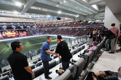 Executive Chairman MNC Group Hary Tanoesoedibjo bersama Gubernur DKI Jakarta Anies Baswedan disela Grand Launching Jakarta International Stadium (JIS).