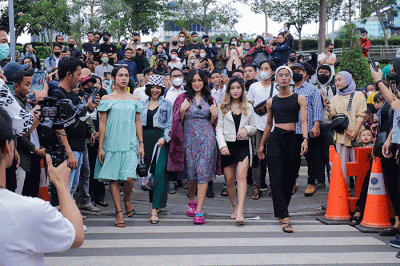 Aktris Jessica Iskandar dan Gisella Anastasia saat tampil memperagakan busana dalam Citayam Fashion Week di kawasan Stasiun BNI City, Sudirman, Jakarta Pusat.