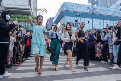 Aktris Jessica Iskandar dan Gisella Anastasia saat tampil memperagakan busana dalam Citayam Fashion Week di kawasan Stasiun BNI City, Sudirman, Jakarta Pusat.