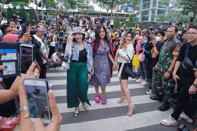 Aktris Jessica Iskandar dan Gisella Anastasia saat tampil memperagakan busana dalam Citayam Fashion Week di kawasan Stasiun BNI City, Sudirman, Jakarta Pusat.
