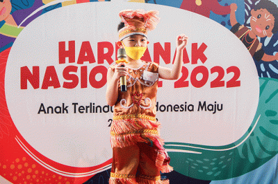 Sejumlah anak-anak saat mengikuti lomba menghias Cupcake dalam rangka menyambut Hari Anak Nasional 2022 di Merlynn Park Hotel, Jakarta, Minggu (24/7/2022).