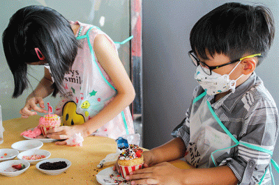 Sejumlah anak-anak saat mengikuti lomba menghias Cupcake dalam rangka menyambut Hari Anak Nasional 2022 di Merlynn Park Hotel, Jakarta, Minggu (24/7/2022).