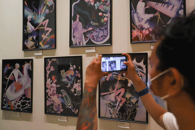 Pengunjung melihat pameran seni bertajuk 