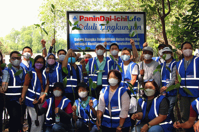 Panin Dai-ichi Life bersama tim manajemen dan karyawan berpartisipasi dalam program penanaman 1.000 pohon mangrove.
