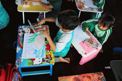 Suasana lomba mewarnai dan menggambar para siswa-siswi sekolah taman bermain (Paut) di Kawasan RPTRA Pulau Panggang, Kepulauan Seribu Utara.