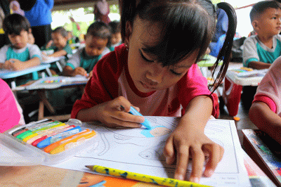Suasana lomba mewarnai dan menggambar para siswa-siswi sekolah taman bermain (Paut) di Kawasan RPTRA Pulau Panggang, Kepulauan Seribu Utara.