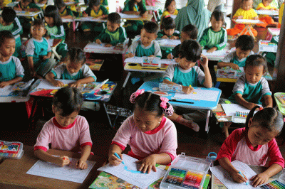 Suasana lomba mewarnai dan menggambar para siswa-siswi sekolah taman bermain (Paut) di Kawasan RPTRA Pulau Panggang, Kepulauan Seribu Utara.