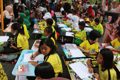 Suasana lomba mewarnai dan menggambar para siswa-siswi sekolah taman bermain (Paut) di Kawasan RPTRA Pulau Panggang, Kepulauan Seribu Utara.