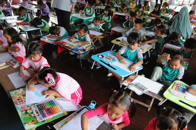 Suasana lomba mewarnai dan menggambar para siswa-siswi sekolah taman bermain (Paut) di Kawasan RPTRA Pulau Panggang, Kepulauan Seribu Utara.