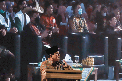 Menteri Pertahanan Prabowo Subianto menghadiri acara keluarga besar serta alumni Taman Siswa yang berlangsung di Tenis Indoor Senayan, Jakarta.